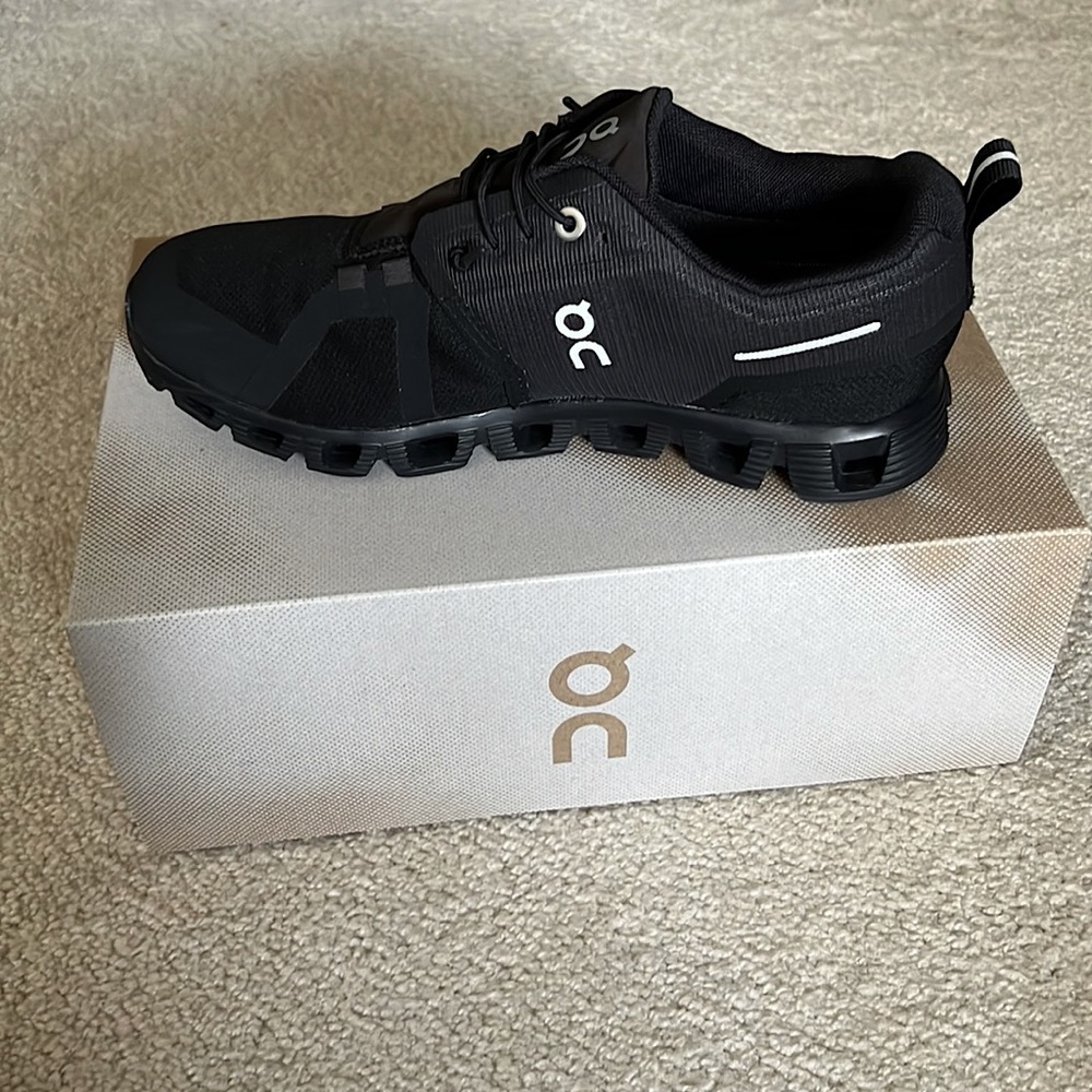 Women’s Cloud 5 waterproof size 7 all black
